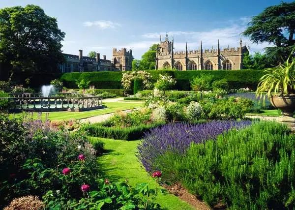 Gyönyörű kertek - A Királynő Kertje, Sudeley - kastély, Anglia Ravensburger 1000 darabos kirakó puzzle (RA - 12000848) - puzzlegarden