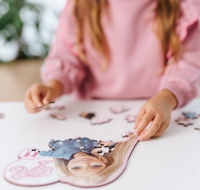 Barbie - FA kirakó Trefl Wood Craft 50 darabos kirakó puzzle (TR - 20201) - puzzlegarden